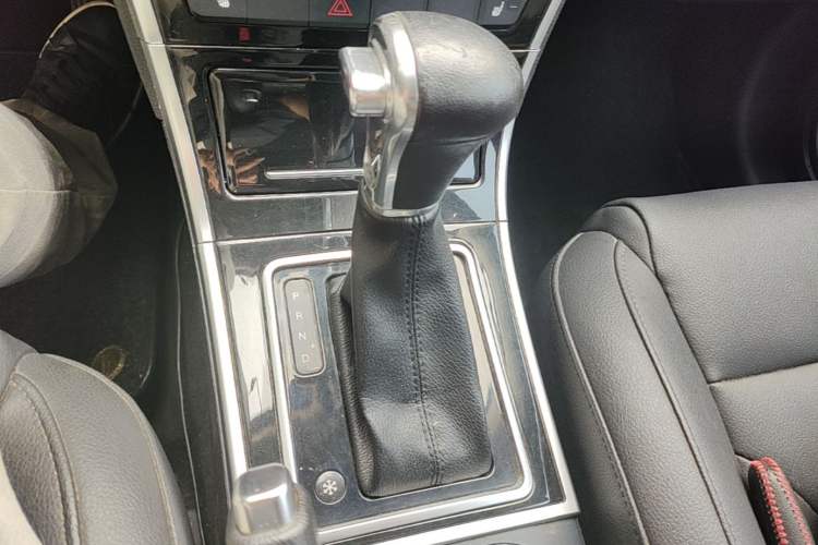 Used Haval H2 2016 Red Label 1.5T Automatic Two-Wheel Drive Elite Model Gear Lever