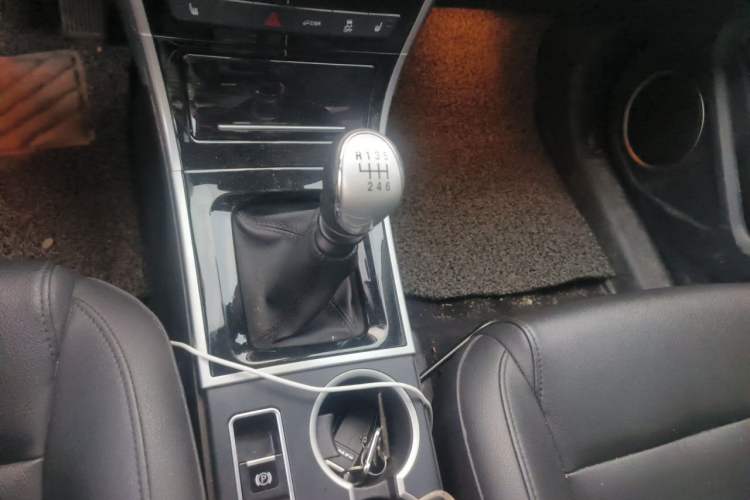 Used Haval H2 2016 Red-Label 1.5T Manual Two-Wheel Drive Luxury Model Gear Lever