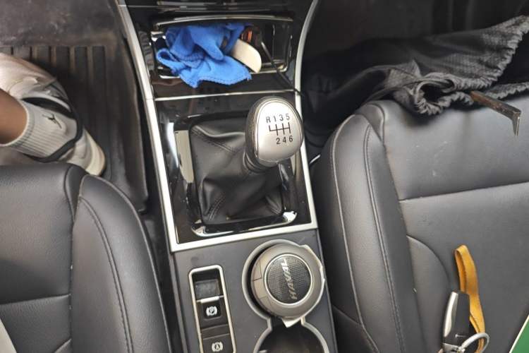 Used Haval H2 2016 Red-Label 1.5T Manual Two-Wheel Drive Luxury Model Gear Lever