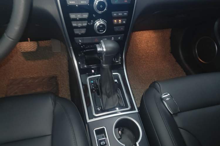Used Haval H2 2016 Red-Label 1.5T Automatic Two-Wheel Drive Luxury Model Gear Lever