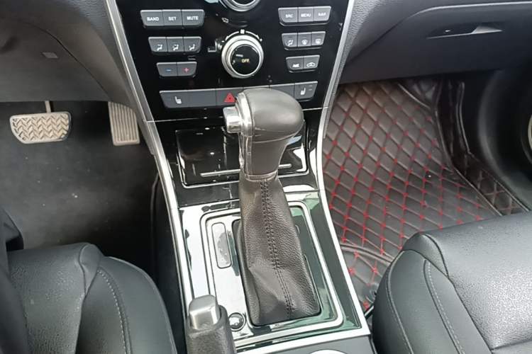 Used Haval H2 2016 Red Label 1.5T Automatic Two-Wheel Drive Elite Model Gear Lever