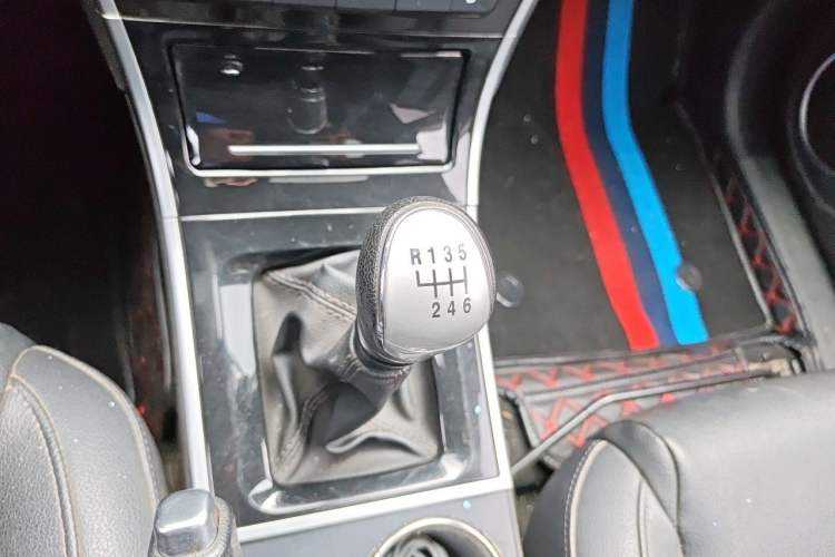 Used Haval H2 2016 Red Label 1.5T Manual Two-Wheel Drive Elite Model Gear Lever
