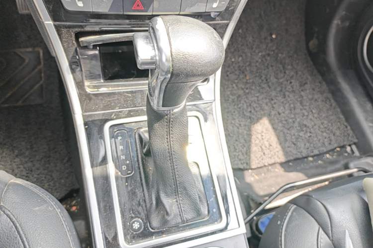 Used Haval H2 2016 Red Label 1.5T Automatic Two-Wheel Drive Elite Model Gear Lever
