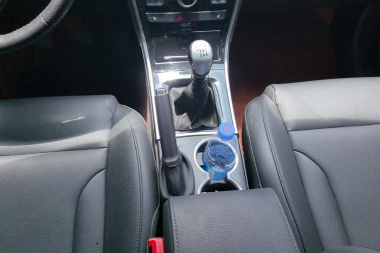 Used Haval H2 2016 Red Label 1.5T Manual Two-Wheel Drive Elite Model Gear Lever