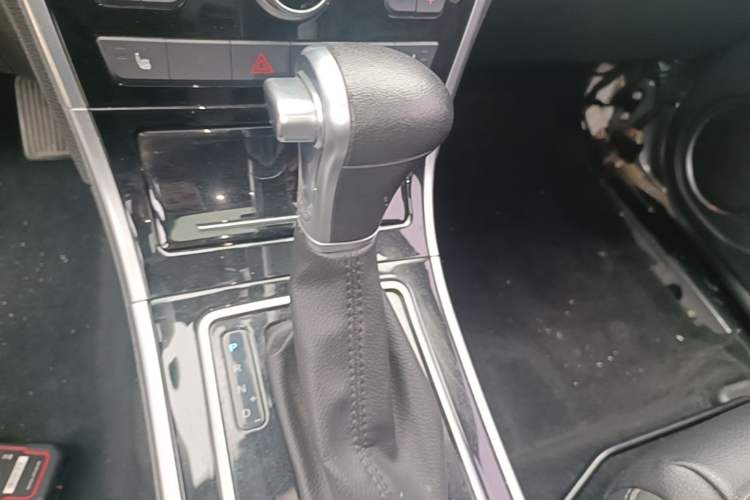 Used Haval H2 2016 Red-Label 1.5T Automatic Two-Wheel Drive Luxury Model Gear Lever