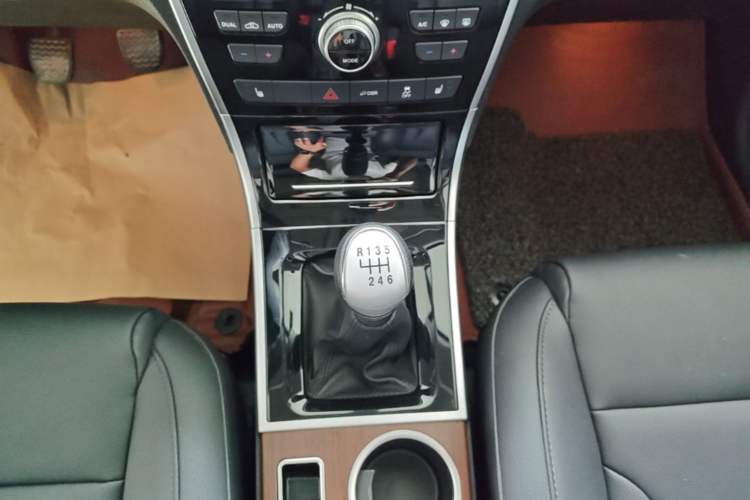 Used Haval H2 2016 Red-Label 1.5T Manual Two-Wheel Drive Luxury Model Gear Lever