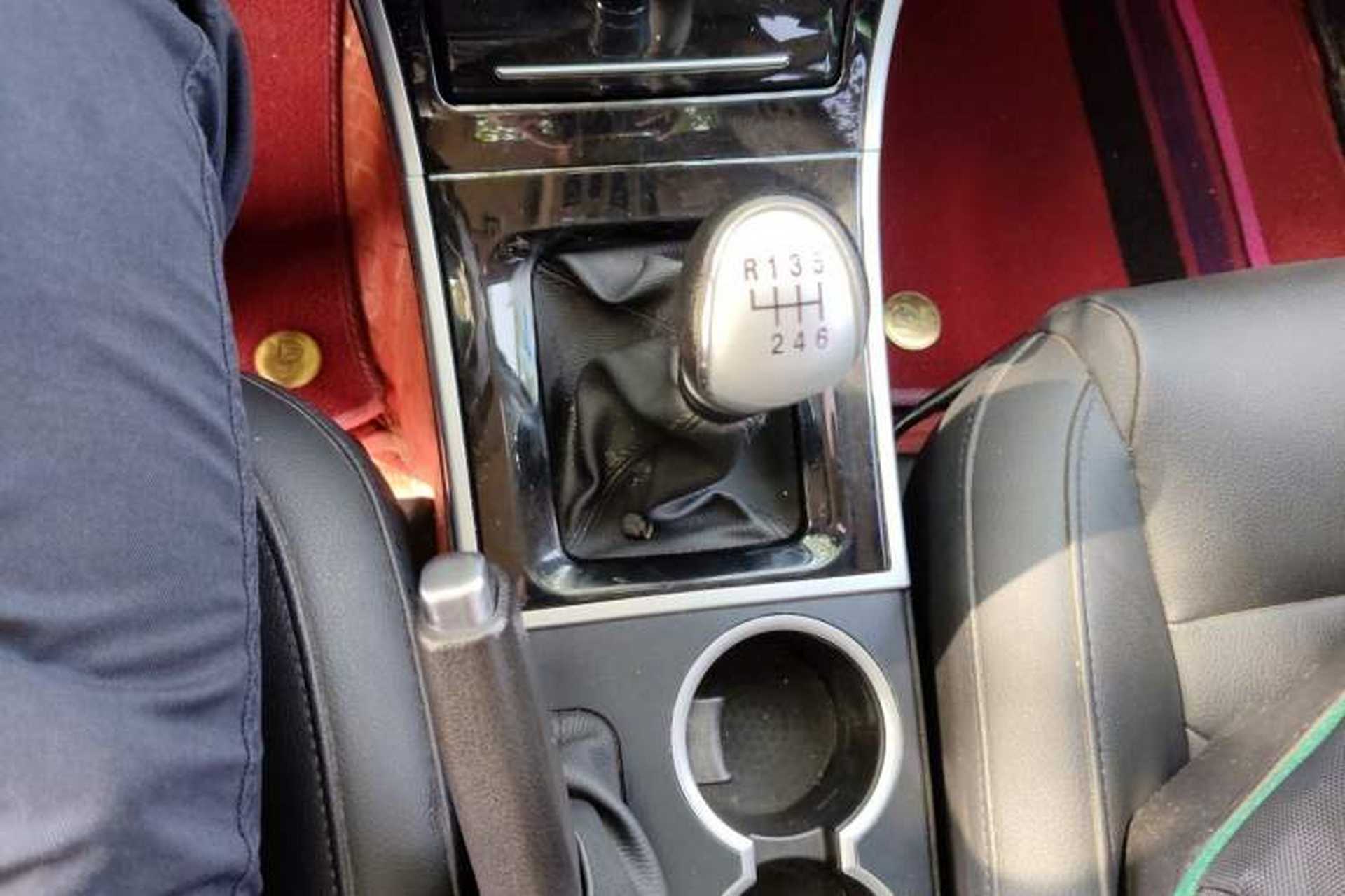 Used Haval H2 2016 Red Label 1.5T Manual Two-Wheel Drive Elite Model Gear Lever