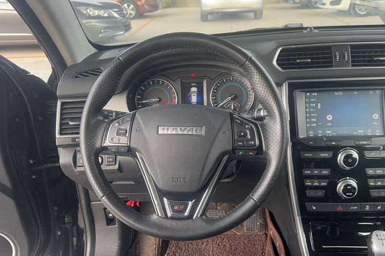Used Haval H2 2016 Red-Label 1.5T Manual Two-Wheel Drive Luxury Model Interior 3