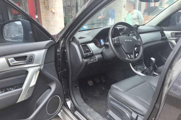 Used Haval H2 2016 Red-Label 1.5T Manual Two-Wheel Drive Luxury Model Interior 3