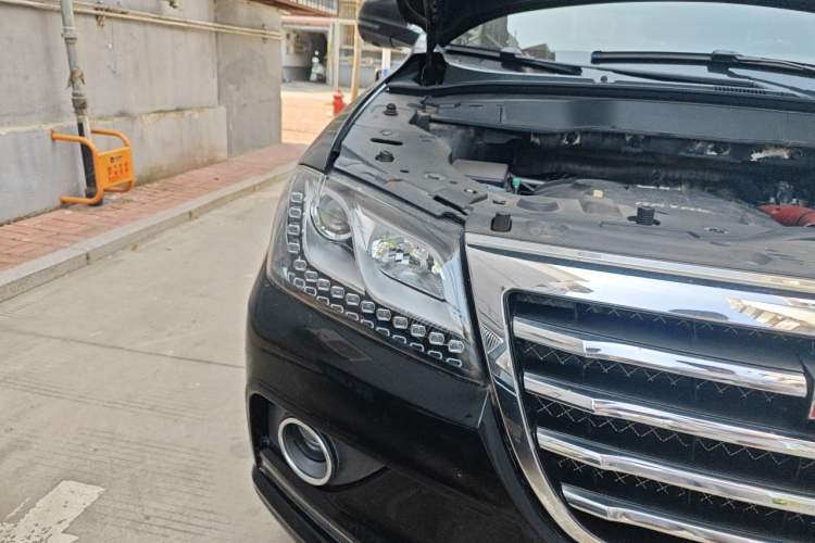 Used Haval H2 2016 Red-Label 1.5T Manual Two-Wheel Drive Luxury Model Right Front Headlight
