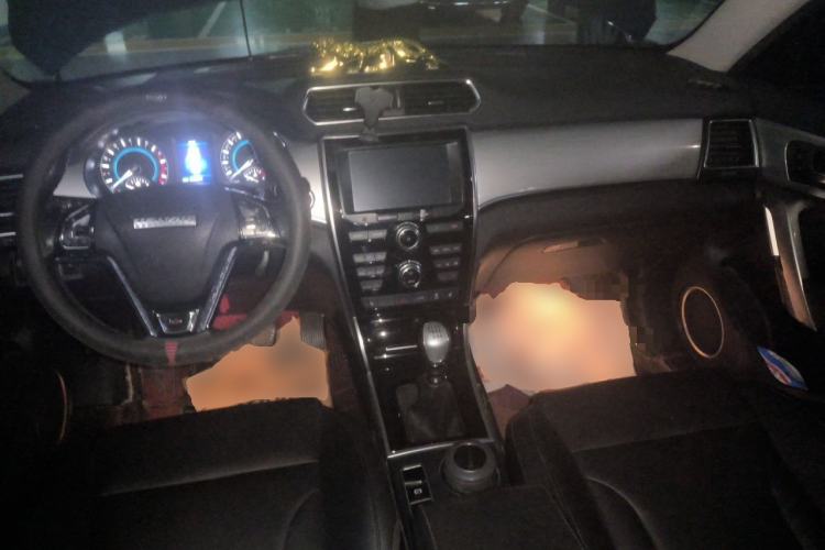 Used Haval H2 2016 Red-Label 1.5T Manual Two-Wheel Drive Luxury Model Center Console