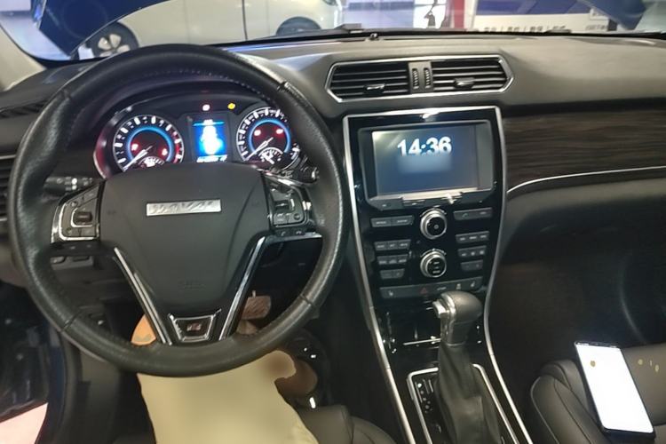 Used Haval H2 2016 Red Label 1.5T Automatic Two-Wheel Drive Prestige Model Center Console