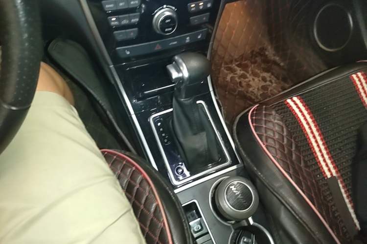 Used Haval H2 2016 Red Label 1.5T Automatic Two-Wheel Drive Prestige Model Gear Lever