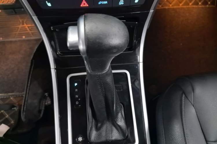 Used Haval H2 2016 Red-Label 1.5T Automatic Two-Wheel Drive Luxury Model Gear Lever