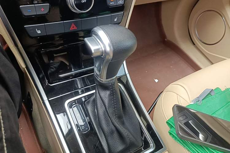 Used Haval H2 2016 Red Label 1.5T Automatic Two-Wheel Drive Elite Model Gear Lever