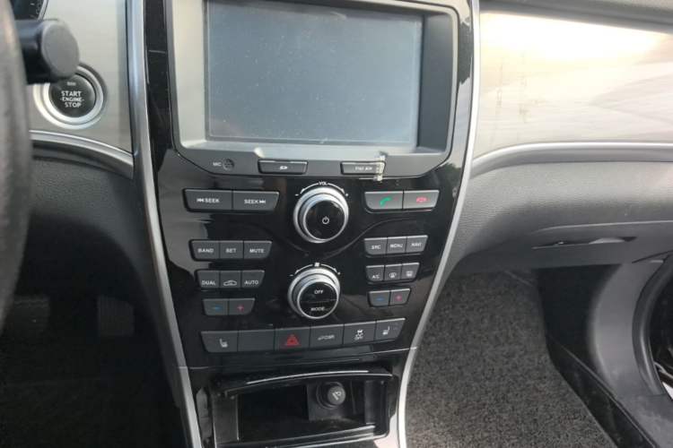 Used Haval H2 2016 Red-Label 1.5T Manual Two-Wheel Drive Luxury Model Audio And AC Panel