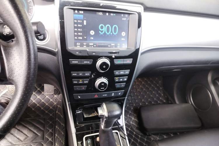Used Haval H2 2016 Red-Label 1.5T Automatic Two-Wheel Drive Luxury Model Audio And AC Panel