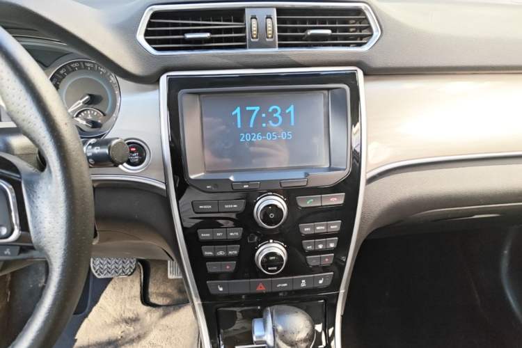 Used Haval H2 2016 Red-Label 1.5T Automatic Two-Wheel Drive Luxury Model Audio And AC Panel