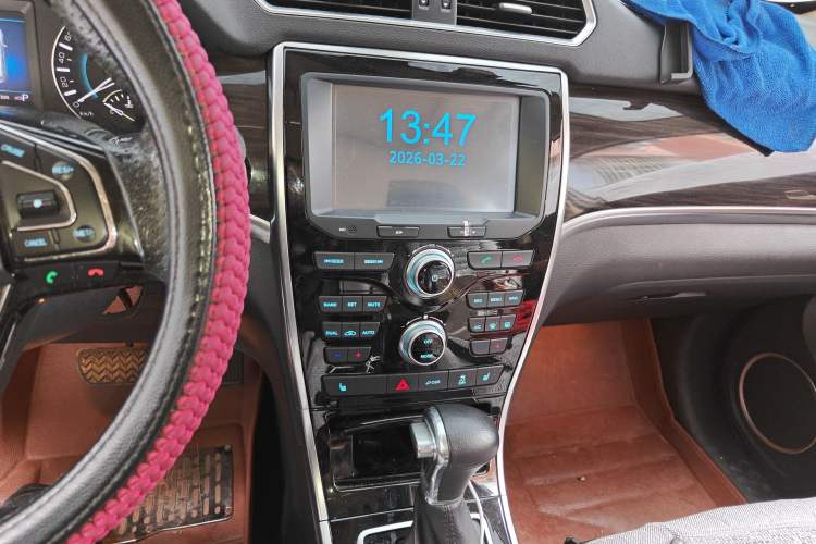 Used Haval H2 2016 Red-Label 1.5T Automatic Two-Wheel Drive Luxury Model Audio And AC Panel