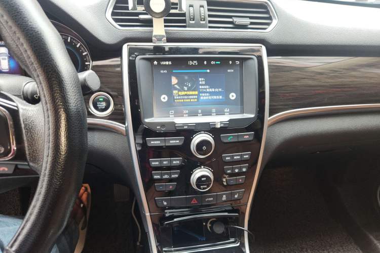 Used Haval H2 2016 Red-Label 1.5T Automatic Two-Wheel Drive Luxury Model Audio And AC Panel