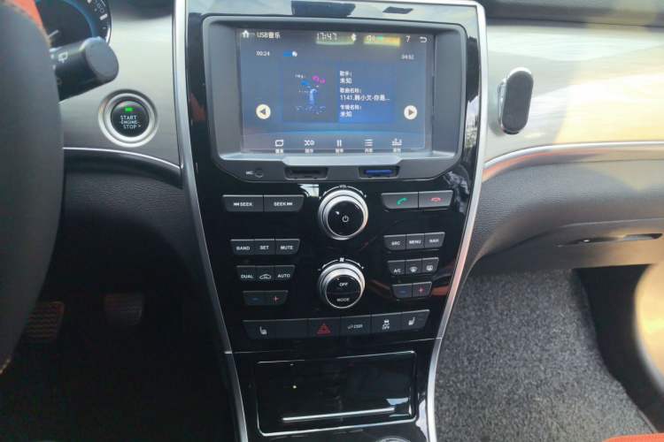 Used Haval H2 2016 Red-Label 1.5T Manual Two-Wheel Drive Luxury Model Audio And AC Panel