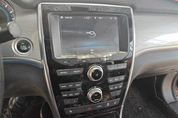 Used Haval H2 2016 Red-Label 1.5T Manual Two-Wheel Drive Luxury Model Audio And AC Panel