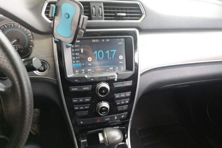 Used Haval H2 2016 Red-Label 1.5T Automatic Two-Wheel Drive Luxury Model Audio And AC Panel