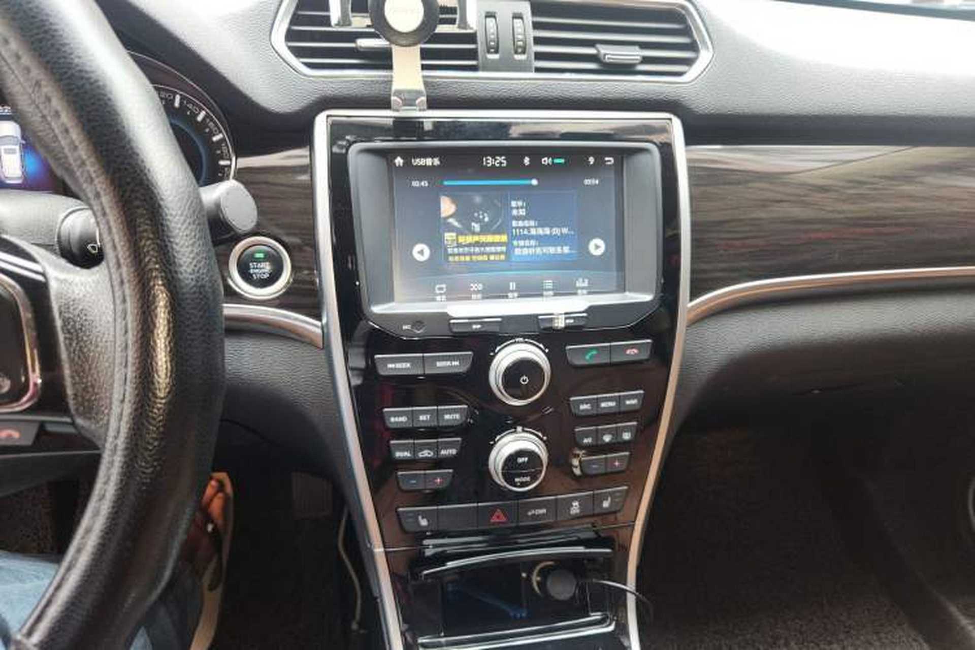 Used Haval H2 2016 Red-Label 1.5T Automatic Two-Wheel Drive Luxury Model Audio And AC Panel