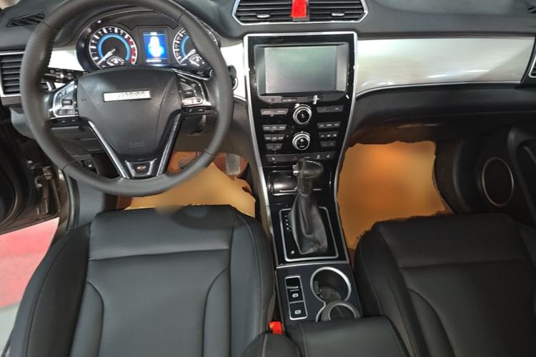 Used Haval H2 2016 Red-Label 1.5T Automatic Two-Wheel Drive Luxury Model Center Console