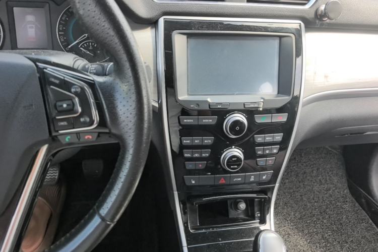 Used Haval H2 2016 Red-Label 1.5T Manual Two-Wheel Drive Luxury Model Center Console