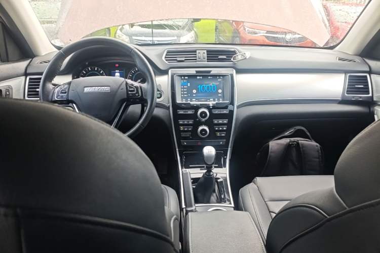 Used Haval H2 2016 Red Label 1.5T Manual Two-Wheel Drive Elite Model Center Console