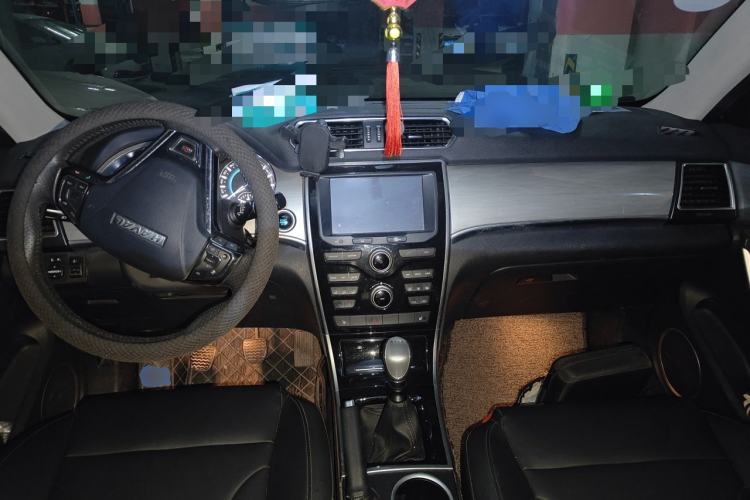 Used Haval H2 2016 Red Label 1.5T Manual Two-Wheel Drive Elite Model Center Console