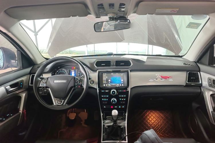 Used Haval H2 2016 Red-Label 1.5T Manual Two-Wheel Drive Luxury Model Center Console
