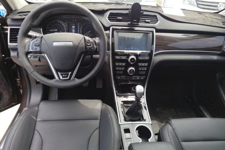 Used Haval H2 2016 Red Label 1.5T Manual Two-Wheel Drive Prestige Model Center Console