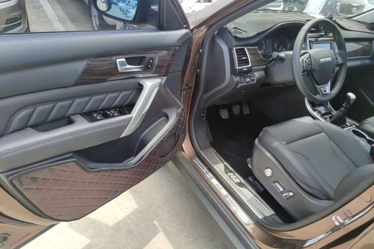 Used Haval H2 2016 Red Label 1.5T Manual Two-Wheel Drive Prestige Model Driver Seat