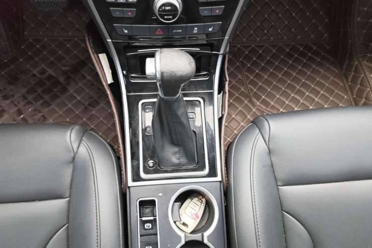 Used Haval H2 2016 Red-Label 1.5T Automatic Two-Wheel Drive Luxury Model Gear Lever