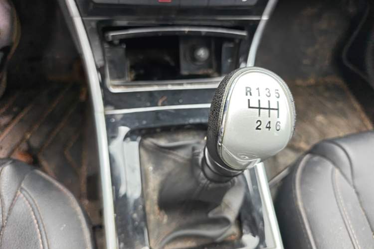 Used Haval H2 2016 Red Label 1.5T Manual Two-Wheel Drive Elite Model Gear Lever