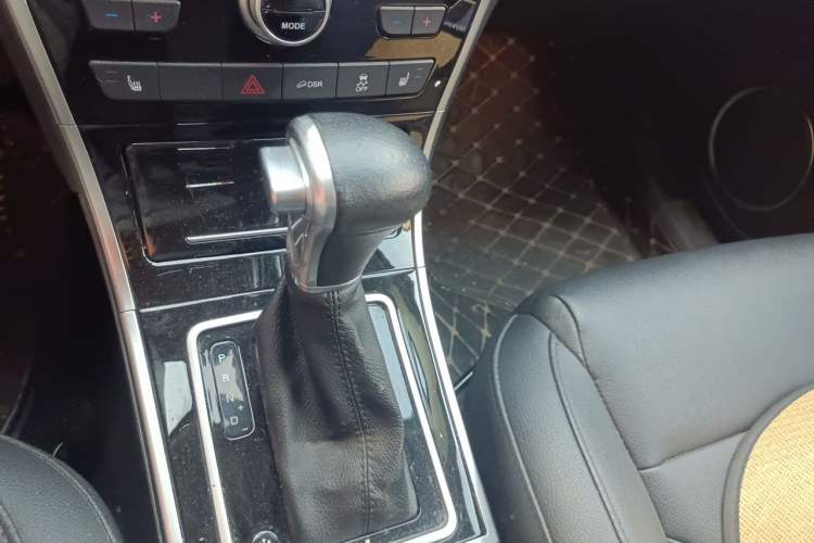 Used Haval H2 2016 Red-Label 1.5T Automatic Two-Wheel Drive Luxury Model Gear Lever