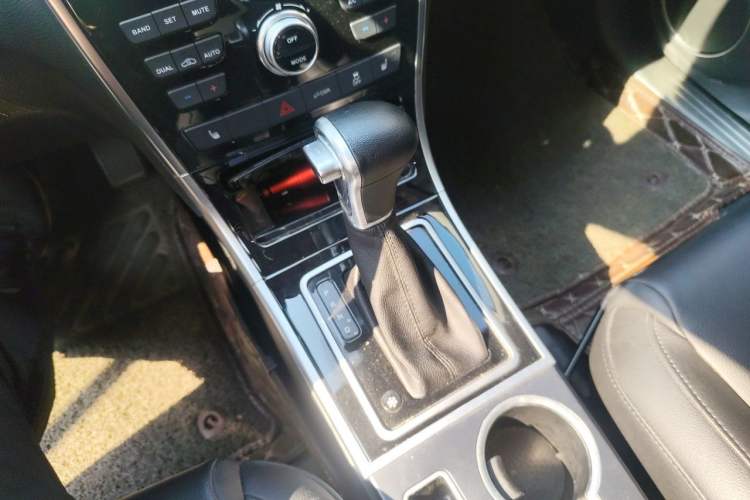 Used Haval H2 2016 Red-Label 1.5T Automatic Two-Wheel Drive Luxury Model Gear Lever