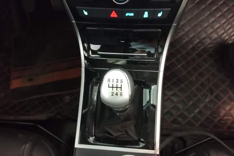 Used Haval H2 2016 Red-Label 1.5T Manual Two-Wheel Drive Luxury Model Gear Lever