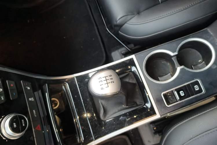 Used Haval H2 2016 Red-Label 1.5T Manual Two-Wheel Drive Luxury Model Gear Lever