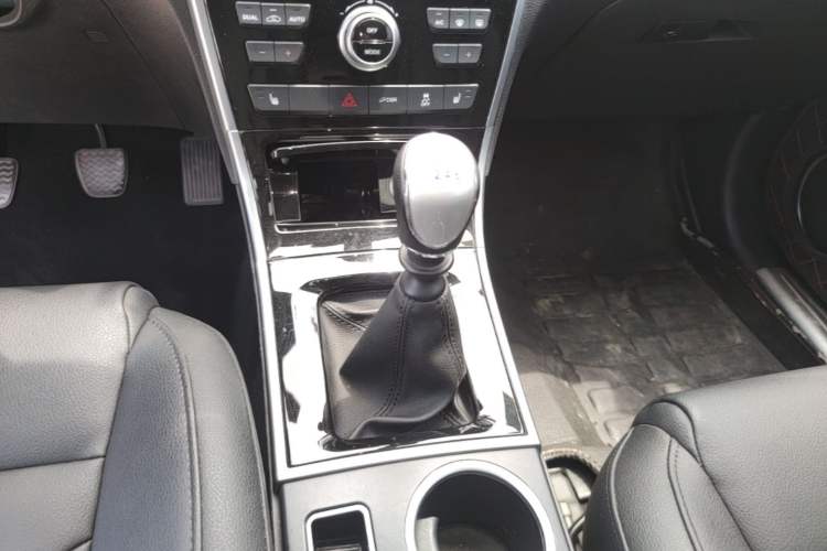 Used Haval H2 2016 Red Label 1.5T Manual Two-Wheel Drive Prestige Model Gear Lever