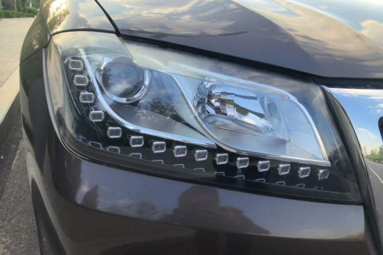 Used Haval H2 2016 Red-Label 1.5T Manual Two-Wheel Drive Luxury Model Right Front Headlight