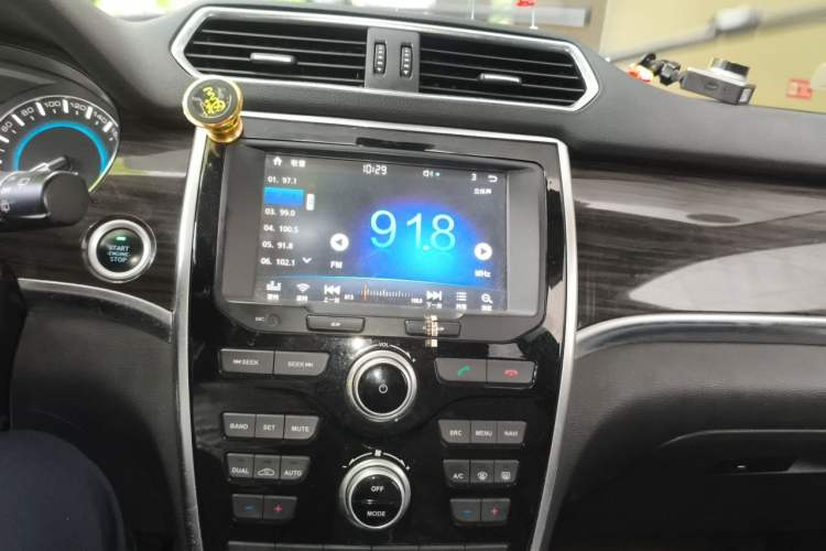 Used Haval H2 2016 Red-Label 1.5T Manual Two-Wheel Drive Luxury Model Audio And AC Panel