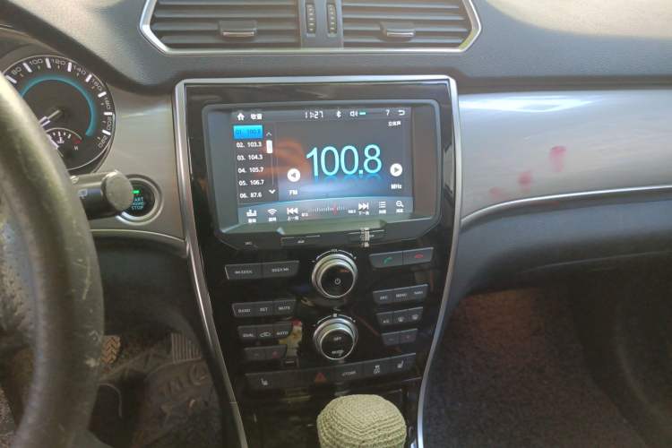 Used Haval H2 2016 Red-Label 1.5T Automatic Two-Wheel Drive Luxury Model Audio And AC Panel