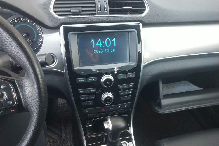 Used Haval H2 2016 Red-Label 1.5T Automatic Two-Wheel Drive Luxury Model Audio And AC Panel