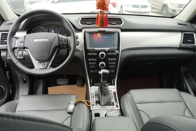 Used Haval H2 2016 Red-Label 1.5T Automatic Two-Wheel Drive Luxury Model Center Console