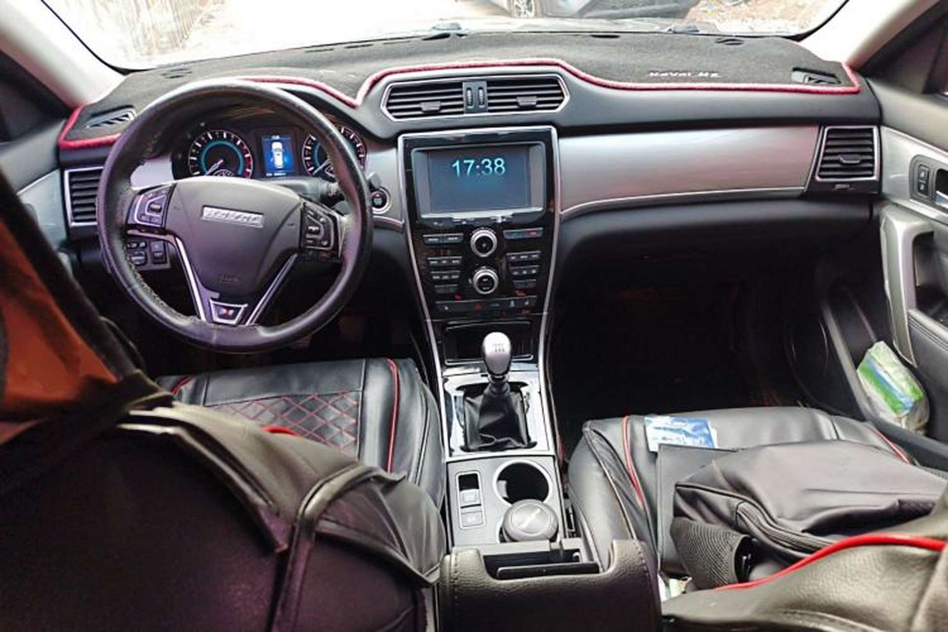 Used Haval H2 2016 Red-Label 1.5T Manual Two-Wheel Drive Luxury Model Center Console