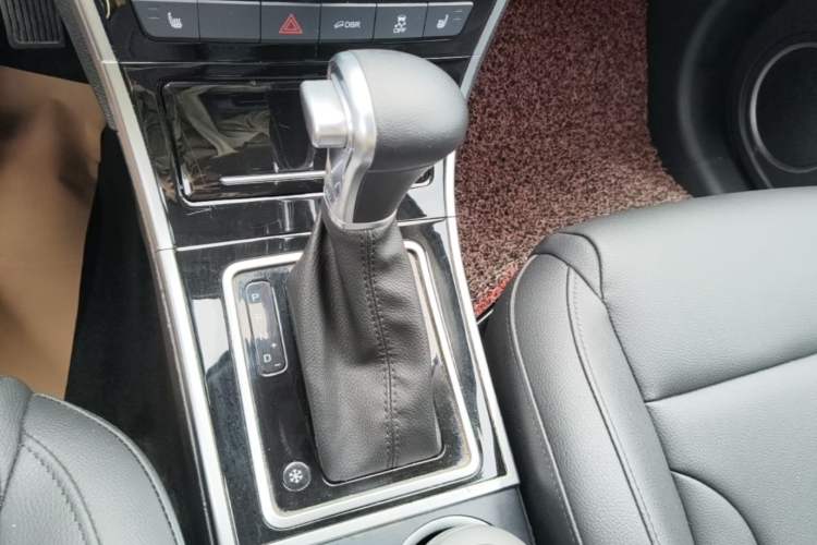 Used Haval H2 2016 Red-Label 1.5T Automatic Two-Wheel Drive Luxury Model Gear Lever