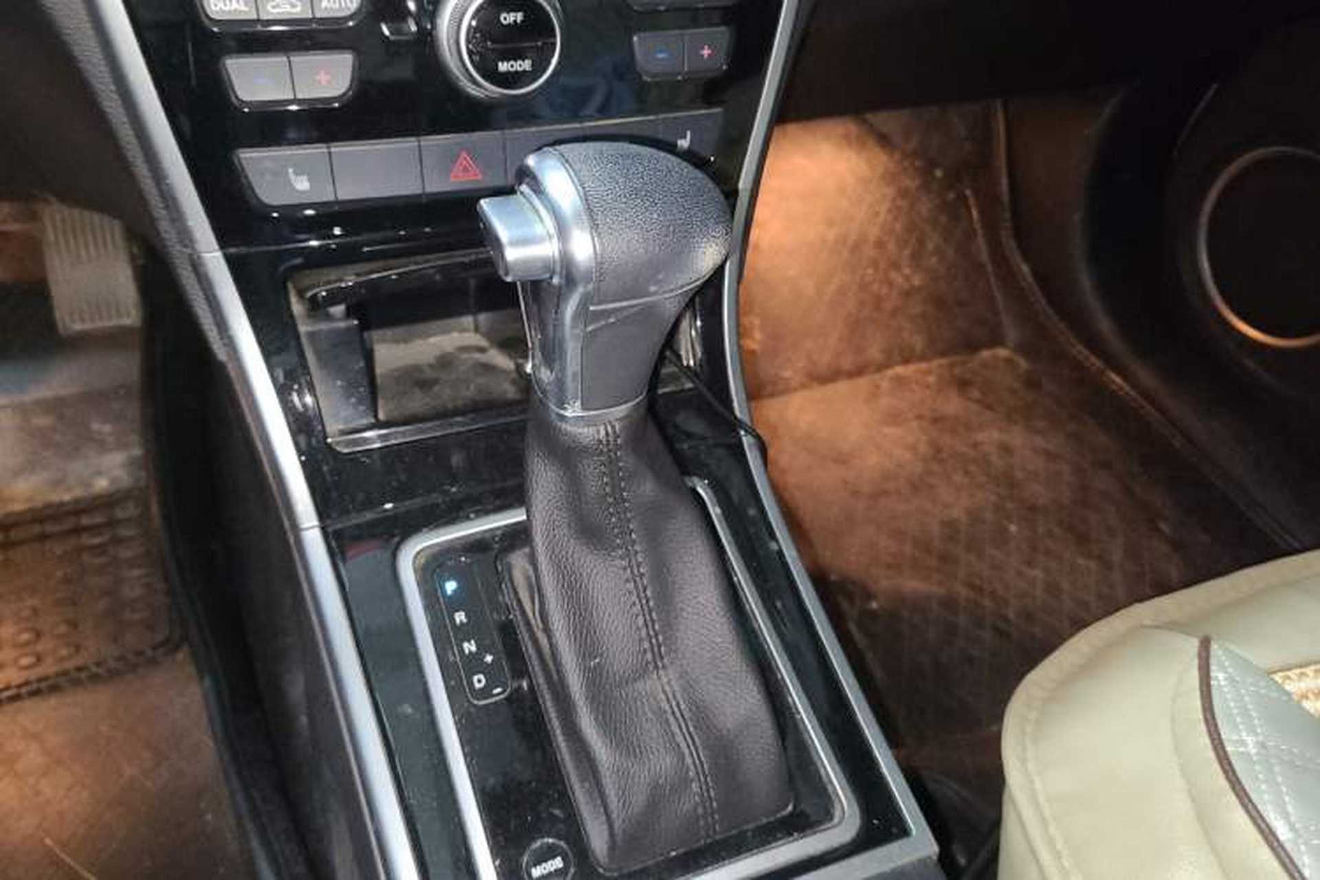 Used Haval H2 2016 Red-Label 1.5T Automatic Two-Wheel Drive Luxury Model Gear Lever